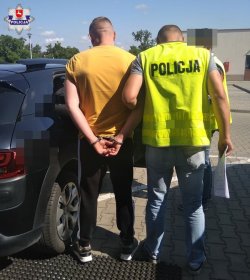Dwóch policjantów z zatrzymanym