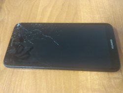 telefon koloru czarnego z napisem Huawei