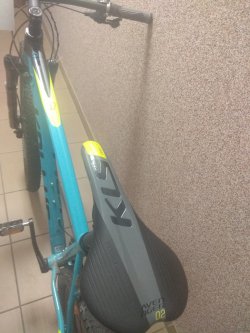 siodełko w kolorze czarnym roweru  w pierwszym tle i napis KLS