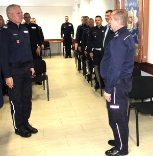 Zastępca Komendanta Powiatowego Policji w Łęcznej składa meldunek Komendantowi Wojewódzkiemu Policji w Lublinie