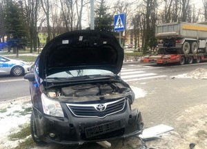 uszkodzone auto po zdarzeniu drogowym
