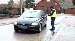 policjant podczas kontroli pojazdu