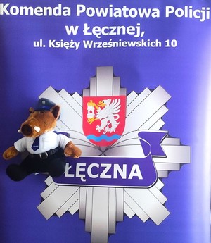 logo Komendy Powiatowej Policji w Łęcznej z maskotkę sierżantem dzikiem