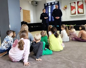 policjanci podczas pogadanki z dziećmi